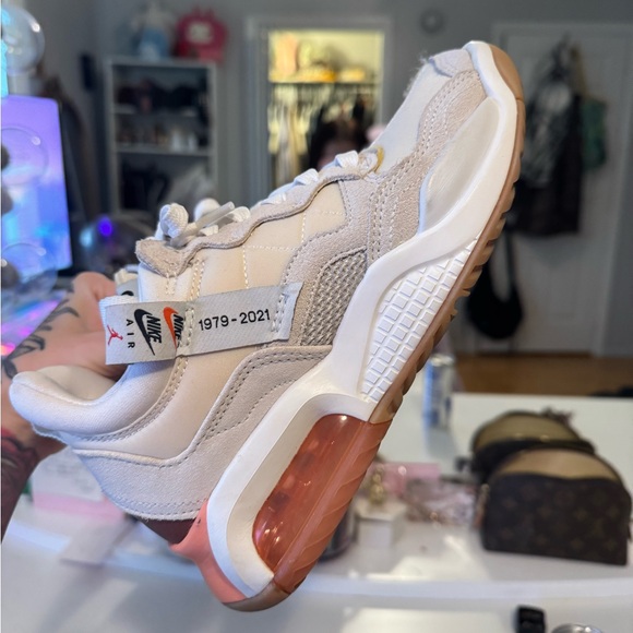 Women’s Jordan MA2 Tennis Shoes-Future Beginnings- Size 6 - Picture 4 of 7